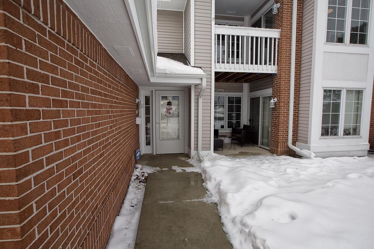 8991 Woodbridge Dr Greendale, WI 53129 - Thumbnail 2