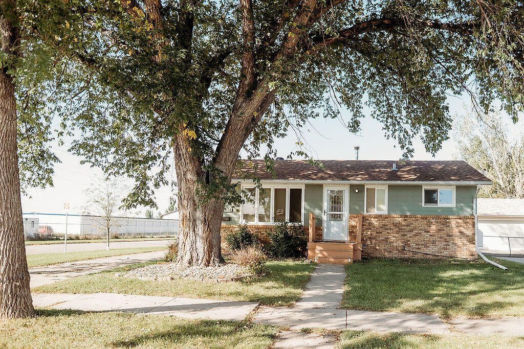 1424 4th Ave SW Aberdeen City, SD 57401 - Thumbnail 2