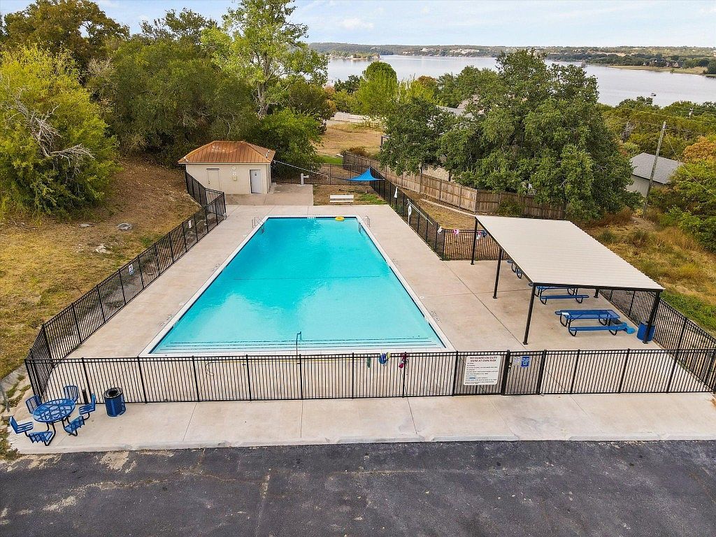 2322 Beverly Dr Granbury, TX 76048 - Thumbnail 2