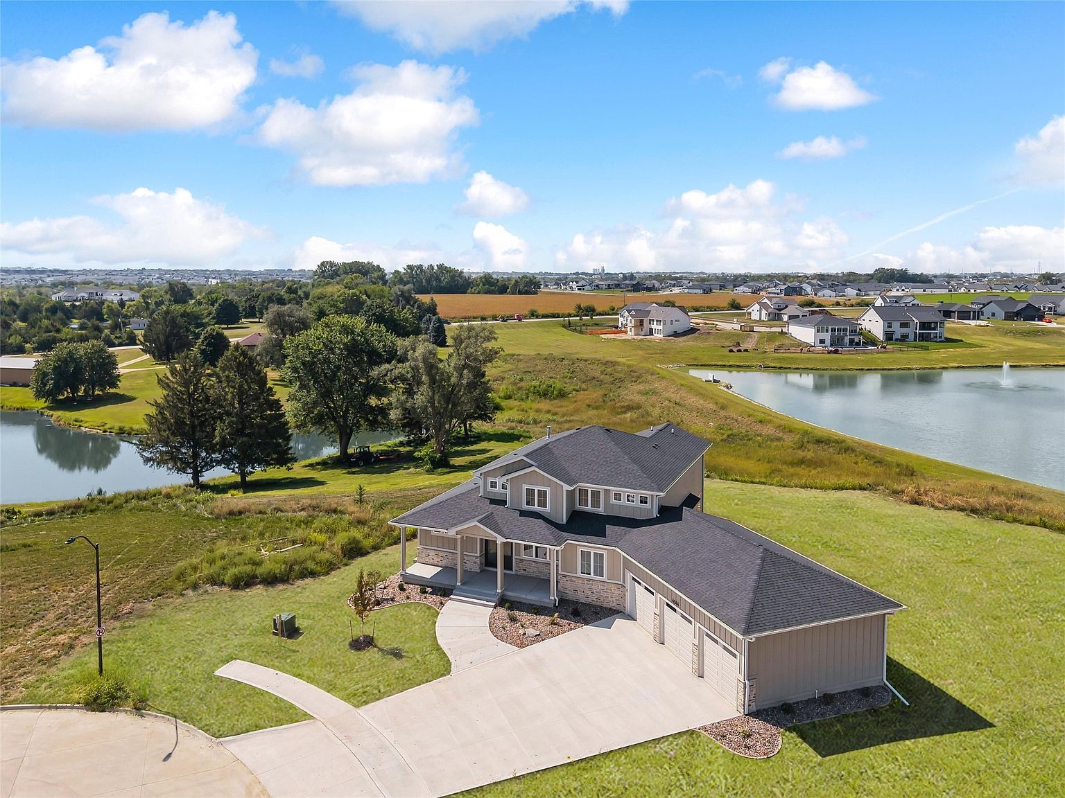 4644 176th Ct Urbandale, IA 50323 - Thumbnail 2