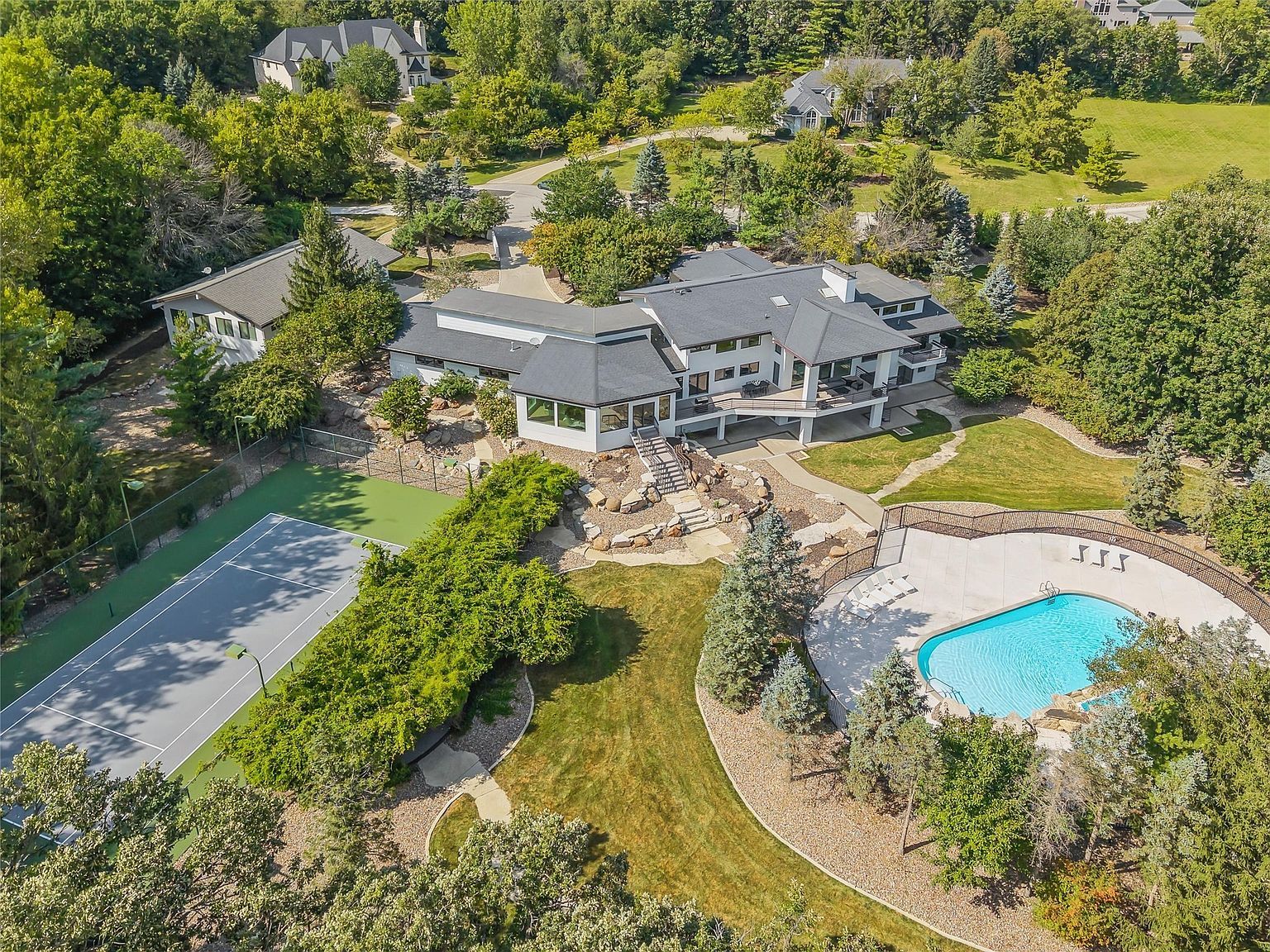 3700 Hidden Creek Dr West Des Moines, IA 50265 - Thumbnail 2