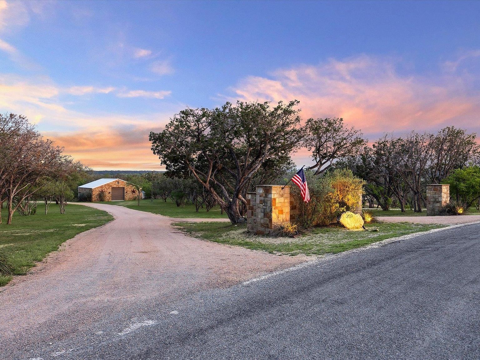 259 Chimney Cove Dr Marble Falls, TX 78654 - Thumbnail 2