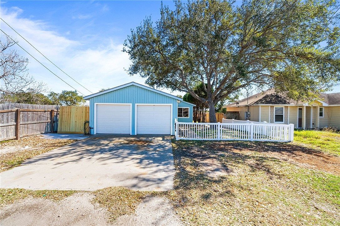 2001 Sunnycrest St Corpus Christi, TX 78418 - Thumbnail 2