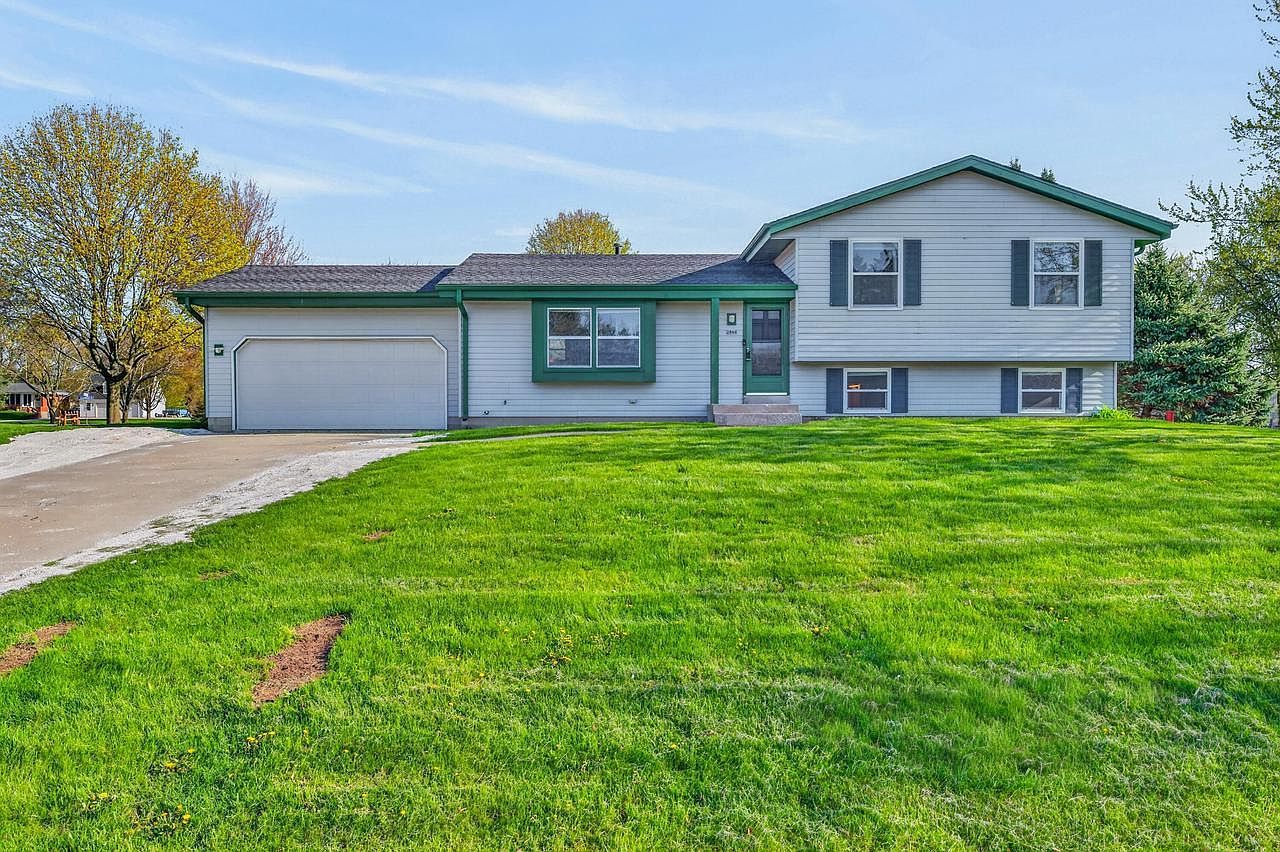 2840 W Southland Dr Franklin, WI 53132  | Single Family