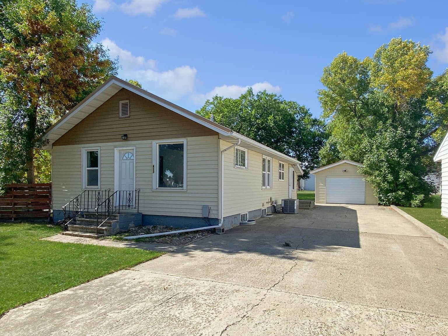 413 S Central Ave Fairview, MT 59221 - Thumbnail 2