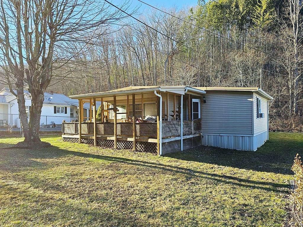 1367 Lorton Lick Rd Bluefield, WV 24701 - Thumbnail 2