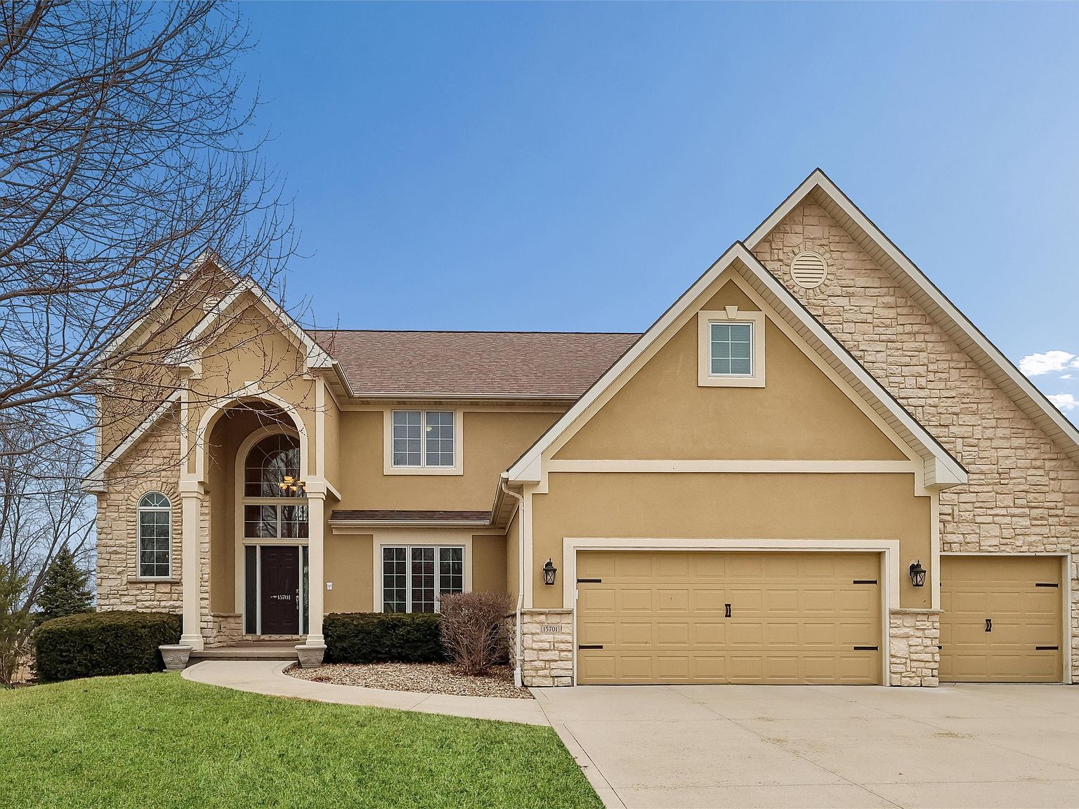 15701 Brookshire Dr Urbandale, IA 50323 - Thumbnail 2