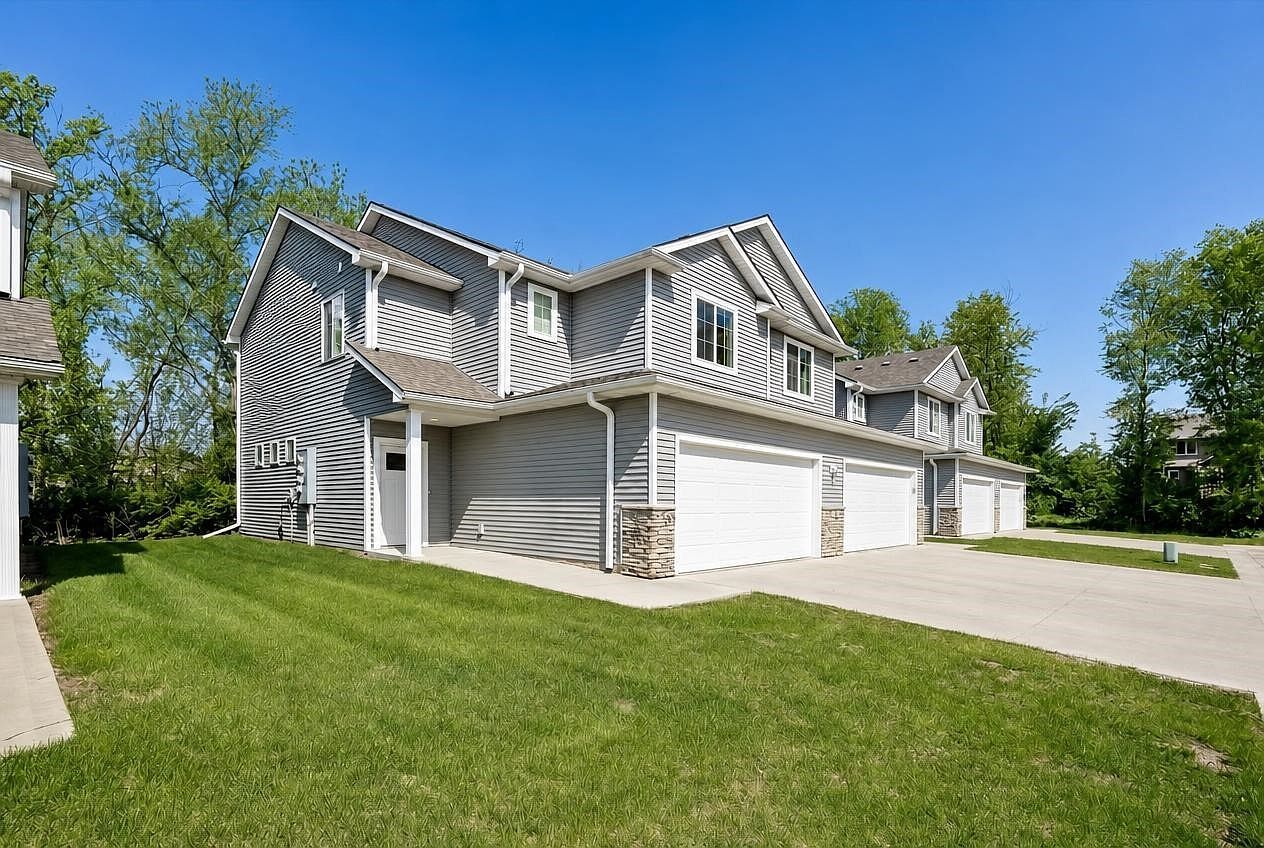 260 Amberwood Dr Pleasant Hill, IA 50327, 50327