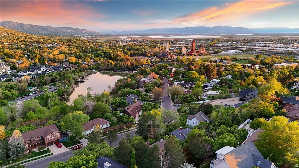 905 N Oakridge Dr Farmington, UT 84025, 84025