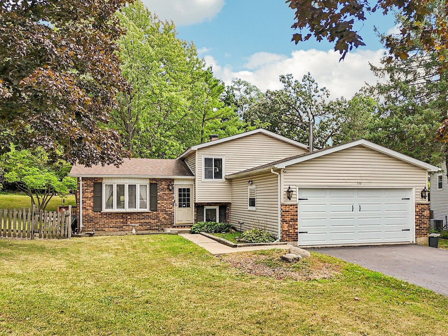 710 Greenbriar Ln Lindenhurst, IL 60046 - Thumbnail 2