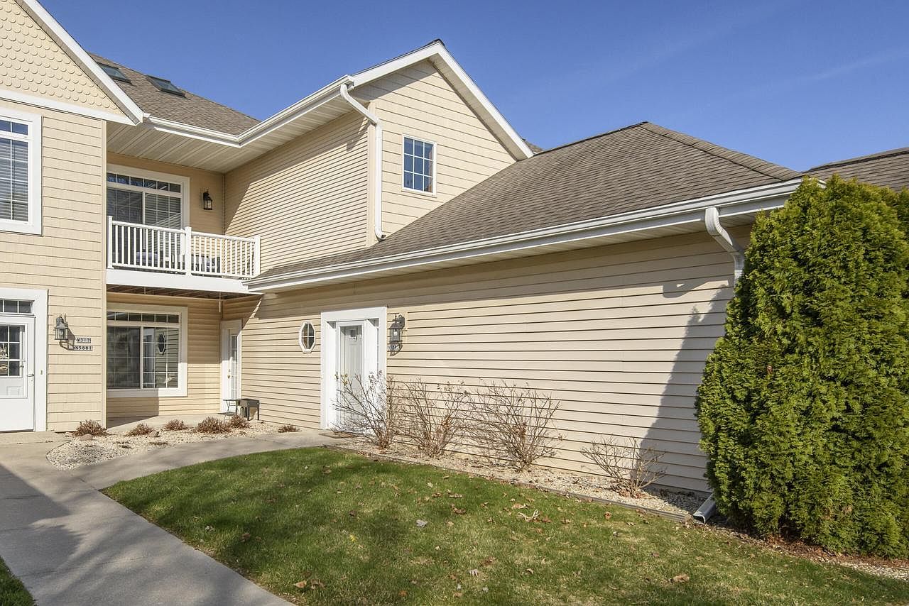 W397N5883 Autumn Woods Dr Oconomowoc, WI 53066  | Condominium