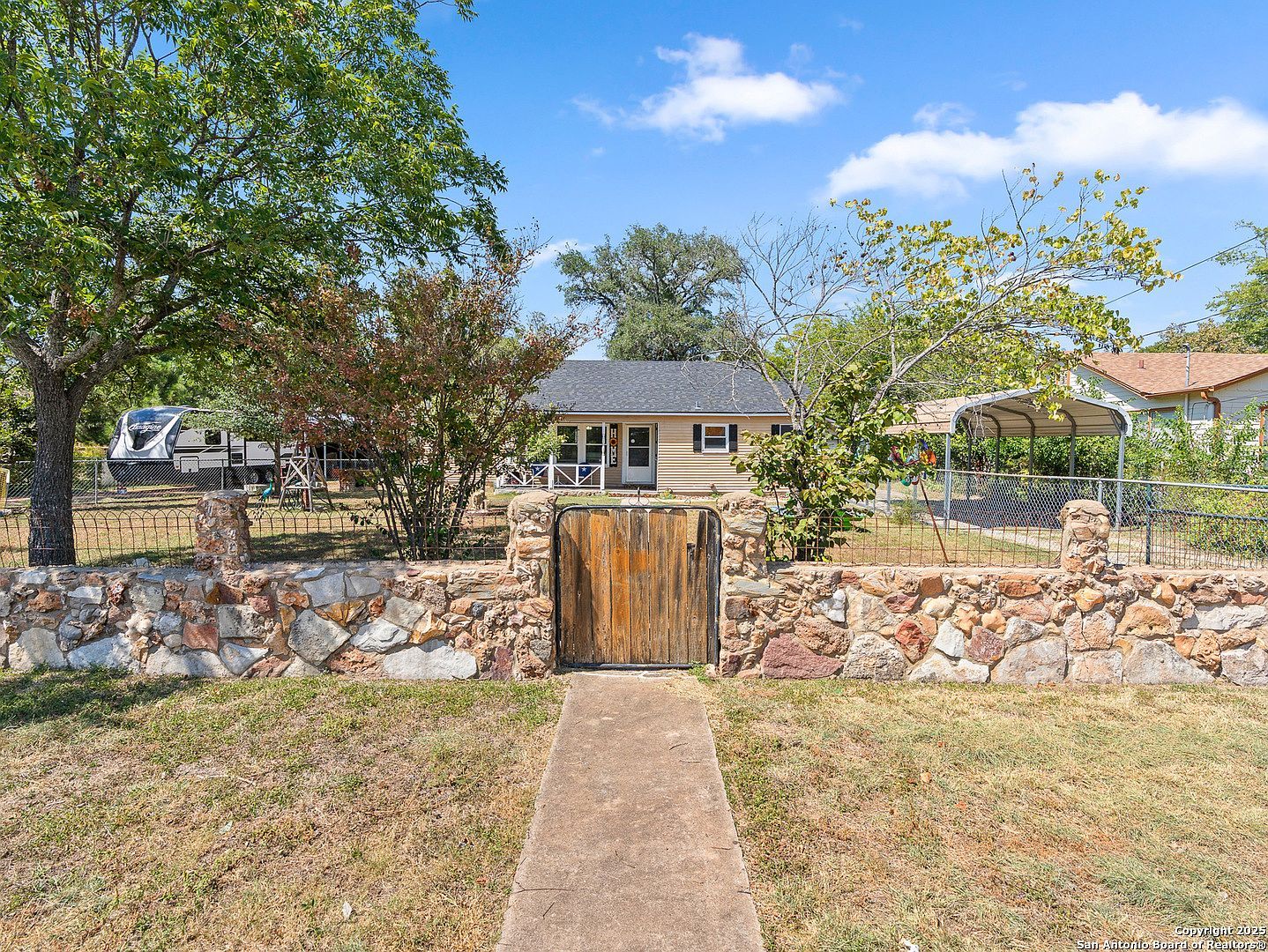 608 Ross St N Kerrville, TX 78028 - Thumbnail 2