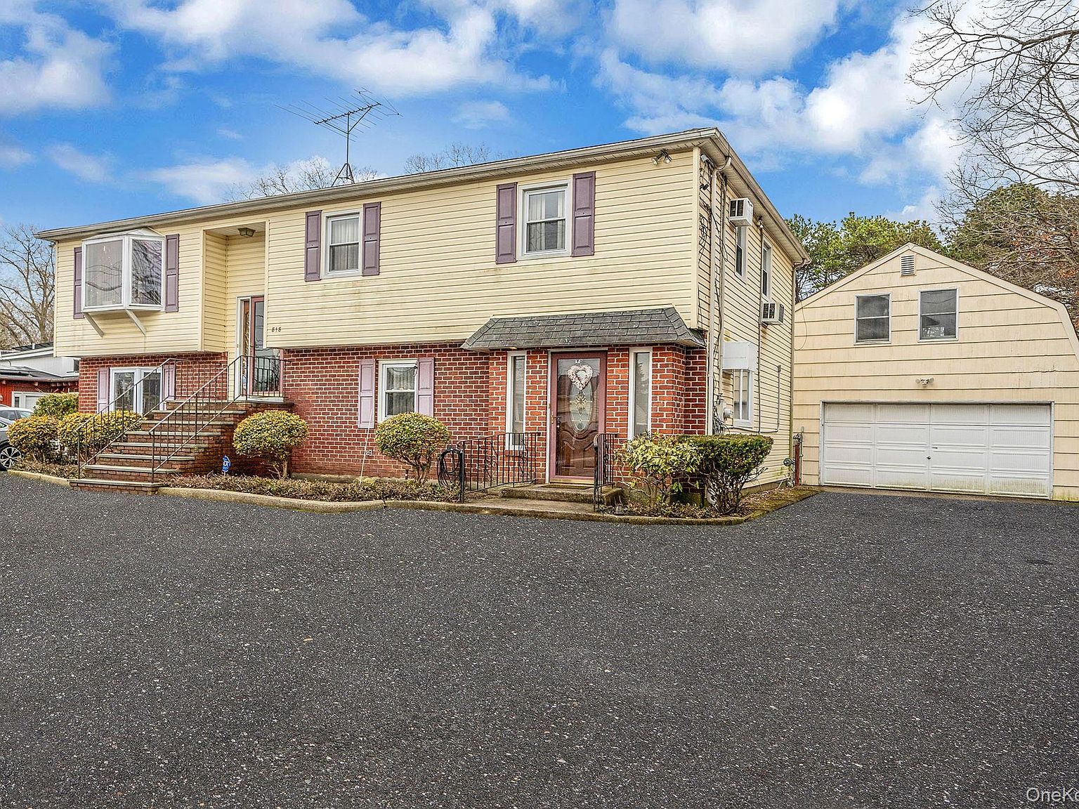 818 Nicolls Rd Deer Park, NY 11729 - Thumbnail 2