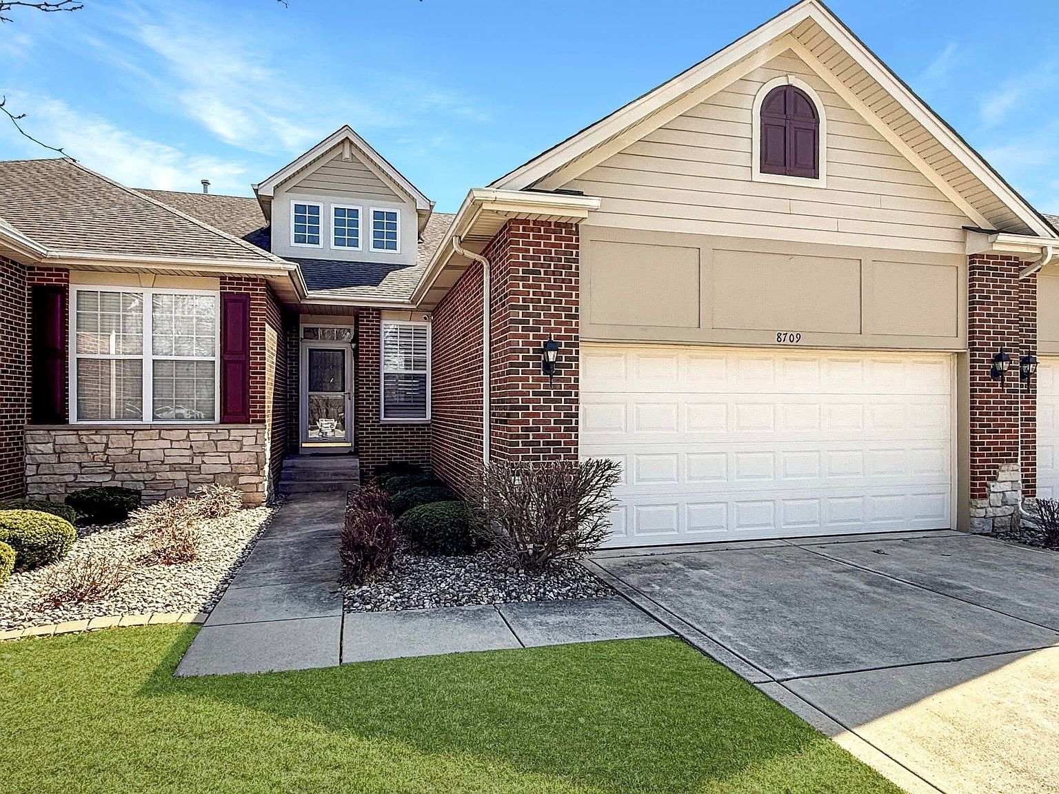 8709 Lake Hills Dr Saint John, IN 46373 - Thumbnail 2