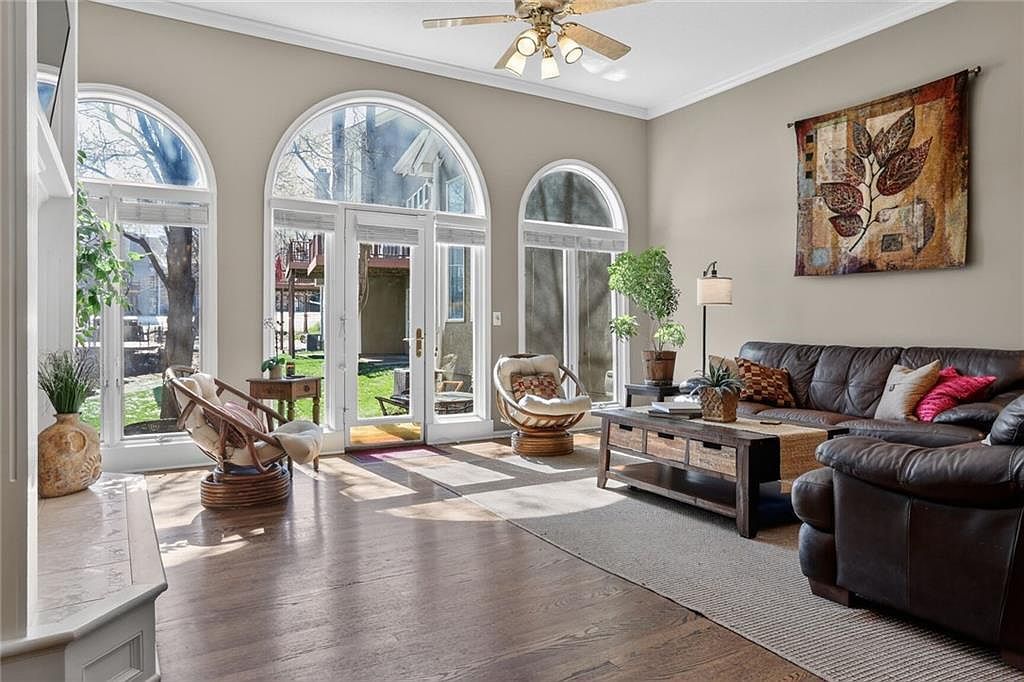 155 Pointe Dr Kansas City, MO 64116 - Thumbnail 2