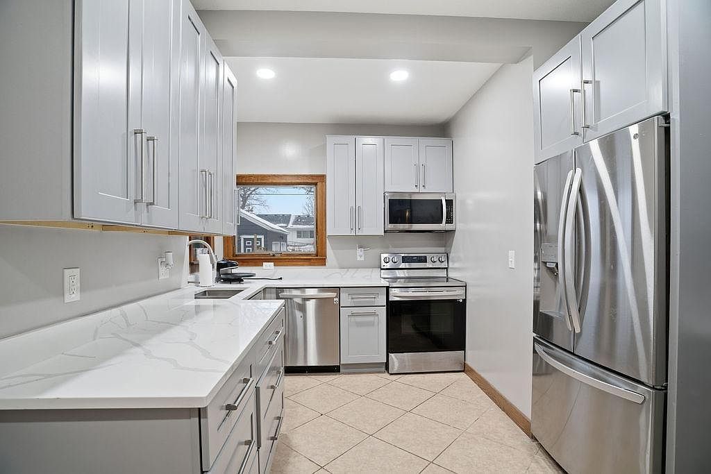 1201 6th St E Saint Paul, MN 55106 - Thumbnail 2