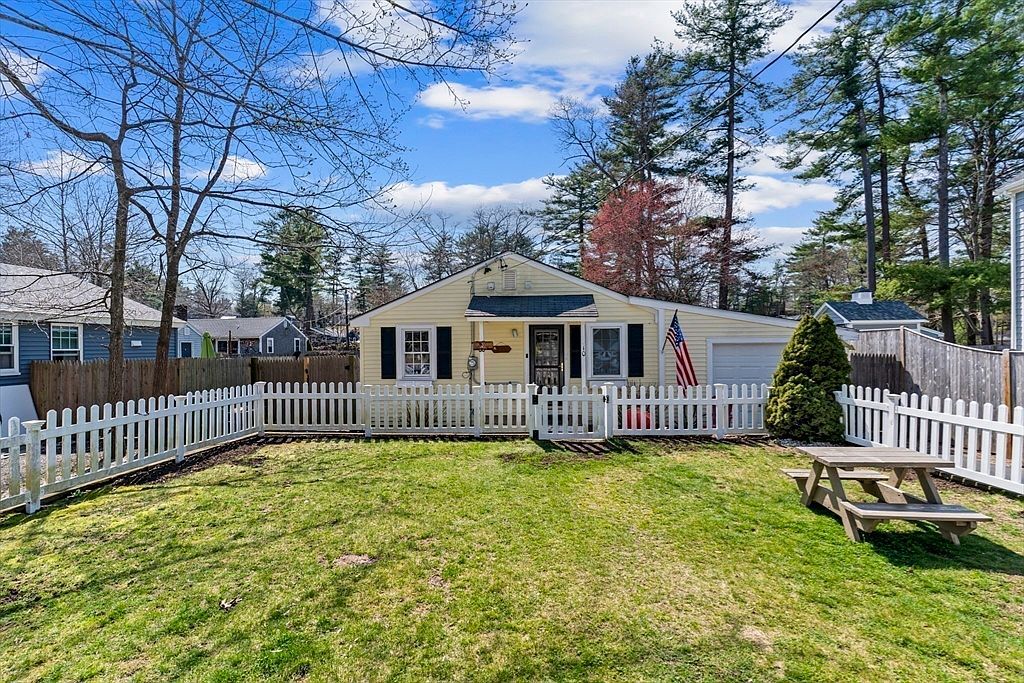 10 Beach Rd Pembroke, MA 02359  | Single Family