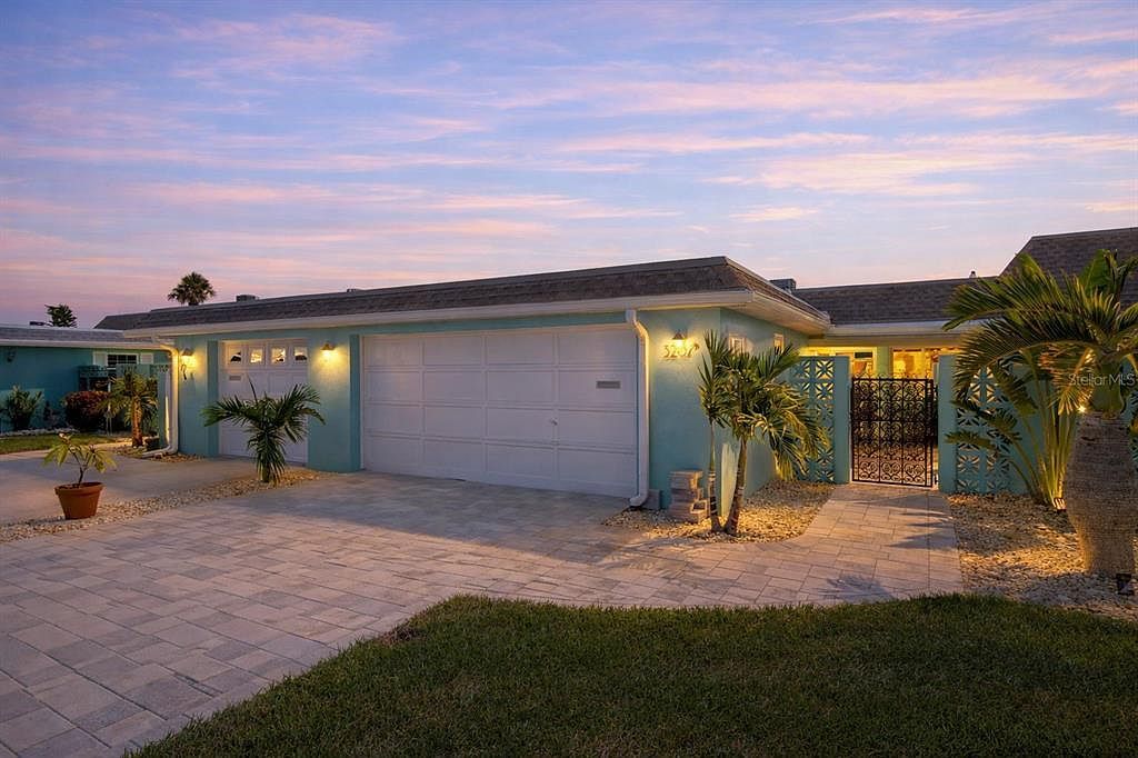 328 Boca Ciega Point Blvd S Saint Petersburg, FL 33708 - Thumbnail 2