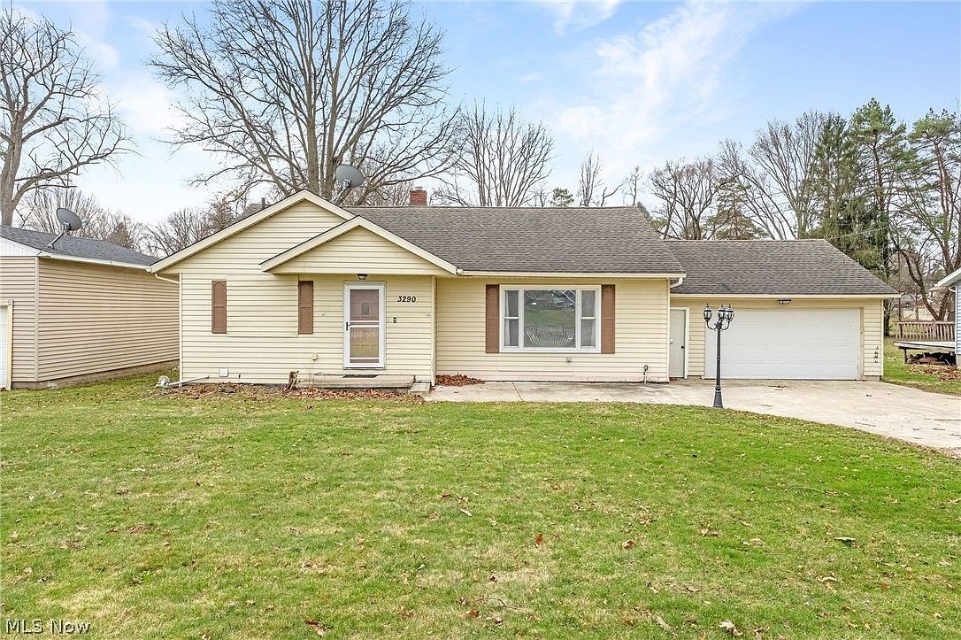 3290 Sweitzer St NW Uniontown, OH 44685 - Thumbnail 2