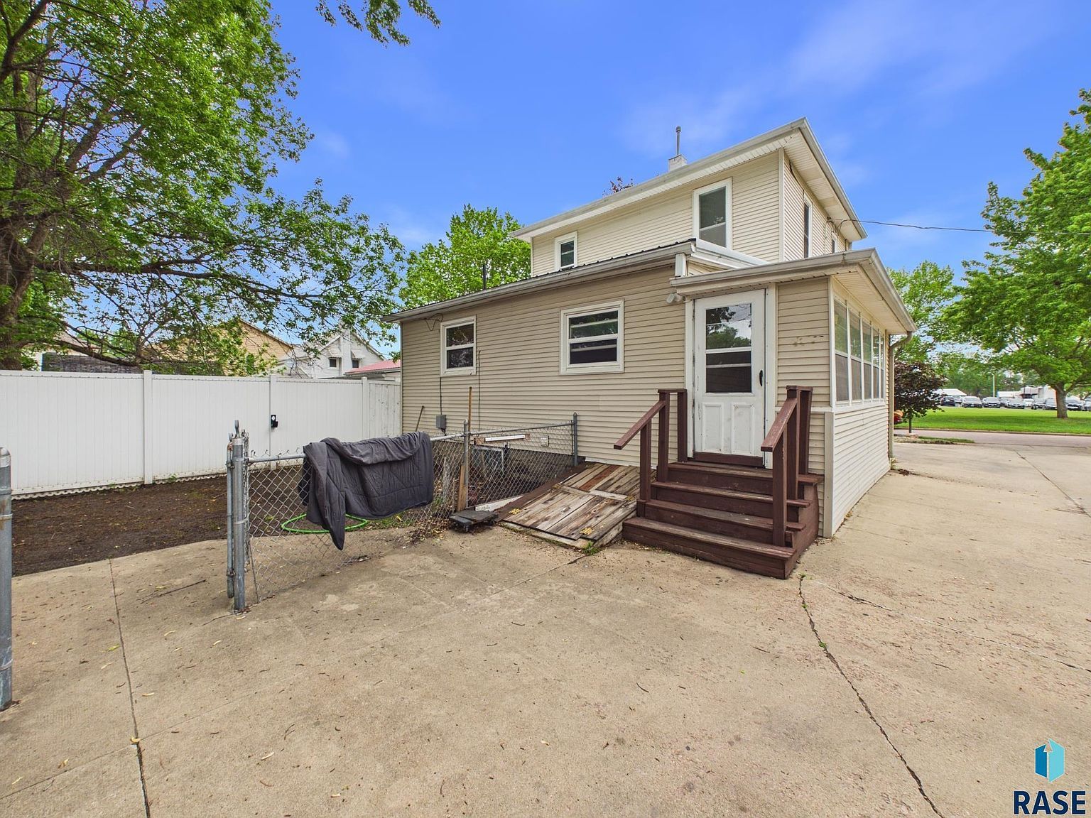 627 S 6th Ave Sioux Falls, SD 57104, 57104
