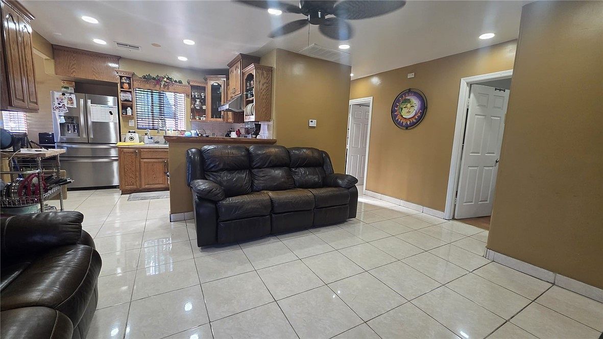 20709 Alburtis Ave Lakewood, CA 90715 - Thumbnail 2