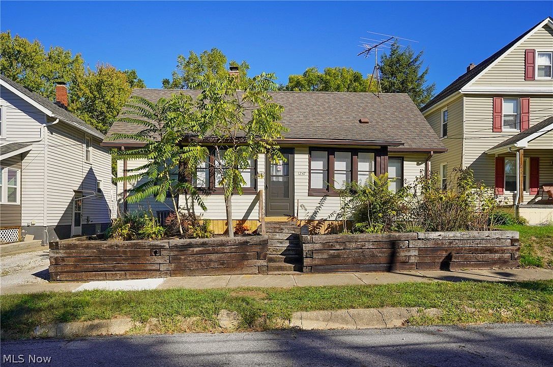 1237 McIntosh Ave Akron, OH 44314 - Thumbnail 2