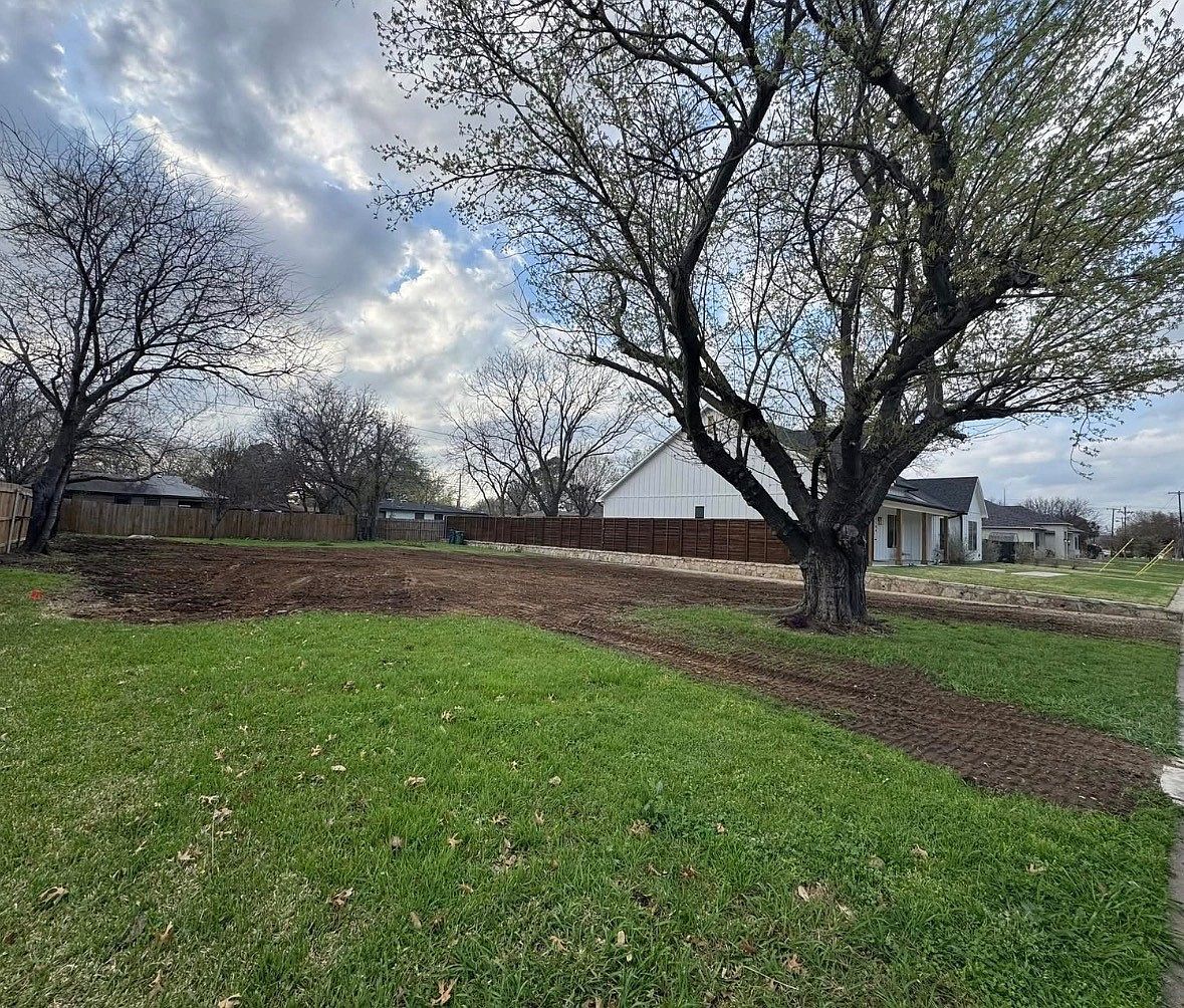 1110 S Pine St Grapevine, TX 76051, 76051