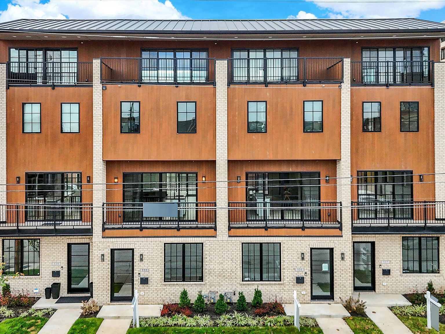 527 E North St Indianapolis, IN 46204 - Thumbnail 2