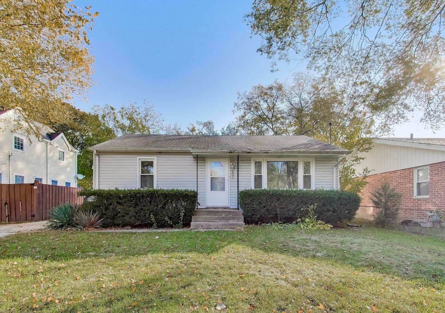 221 Heine Ave Elgin, IL 60123 - Thumbnail 2