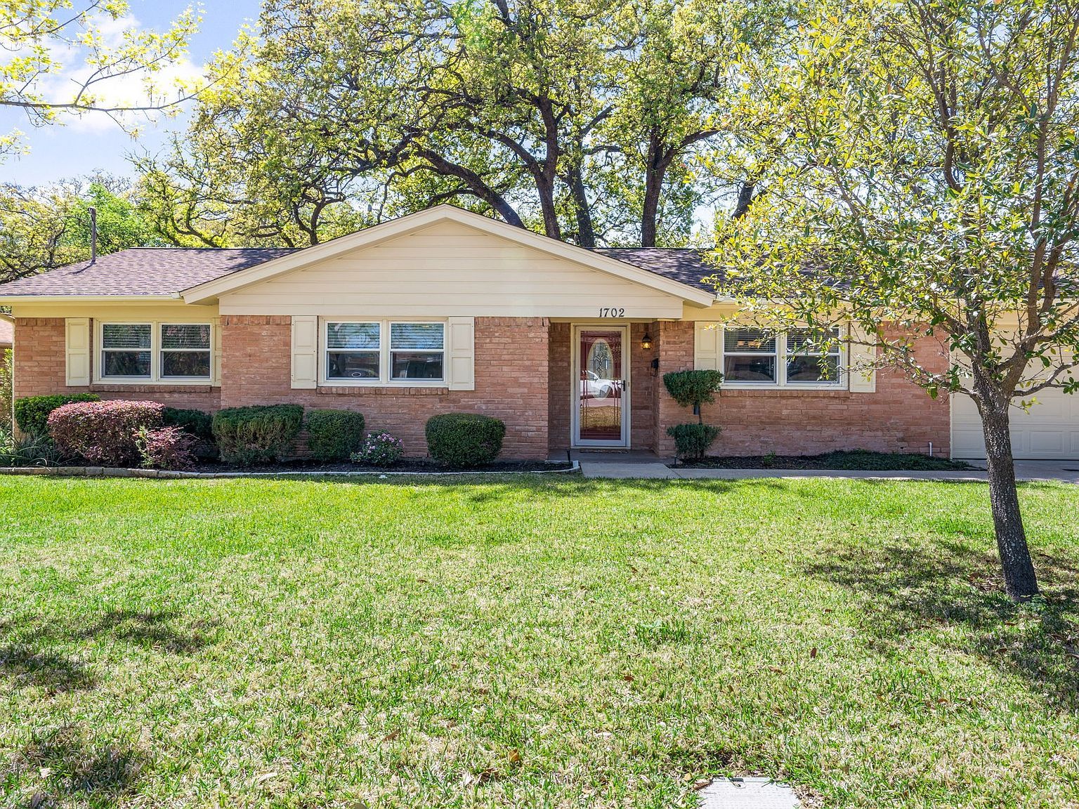 1702 Hendrix Dr Irving, TX 75061 - Thumbnail 2