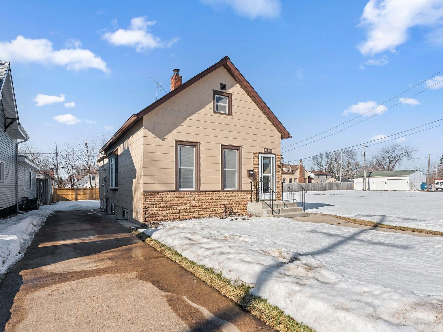 1041 Western Ave N Saint Paul, MN 55117 - Thumbnail 2