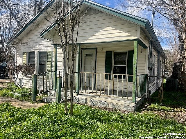 1117 Standish St Floresville, TX 78114 - Thumbnail 2