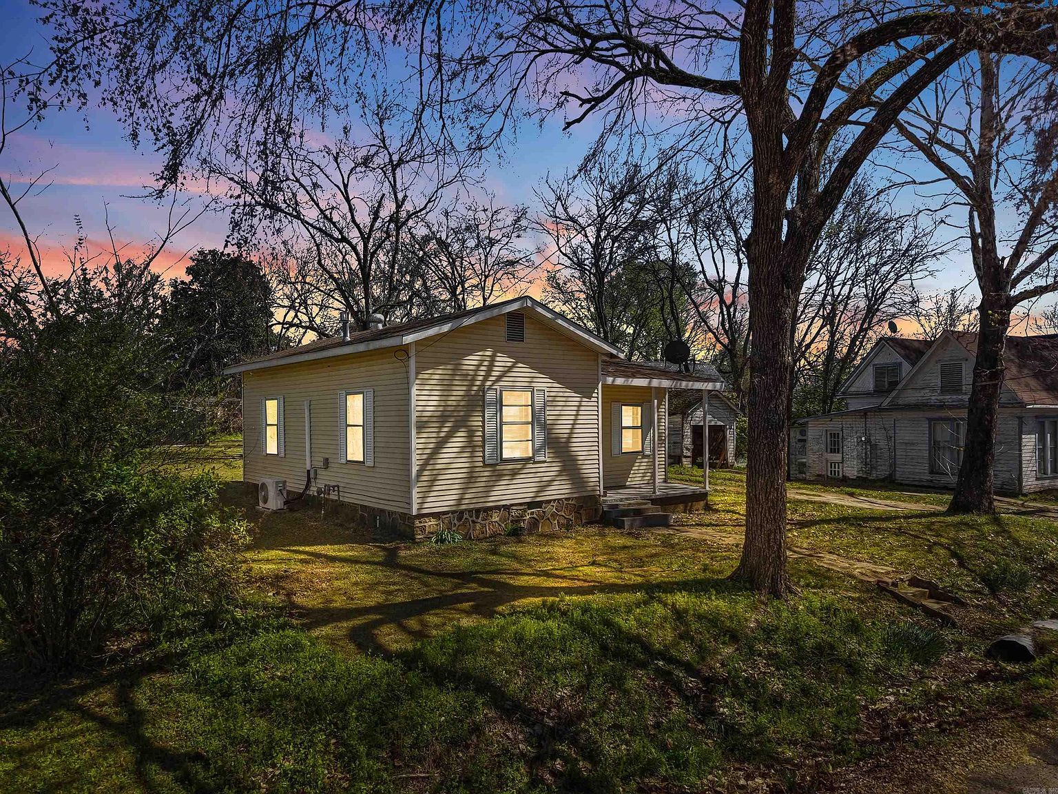 202 N Griffin St Morrilton, AR 72110  | Single Family