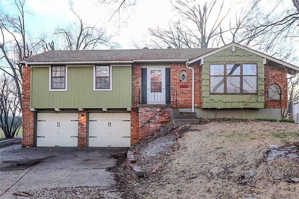 2912 NW Bedford Ct Blue Springs, MO 64015  | Single Family