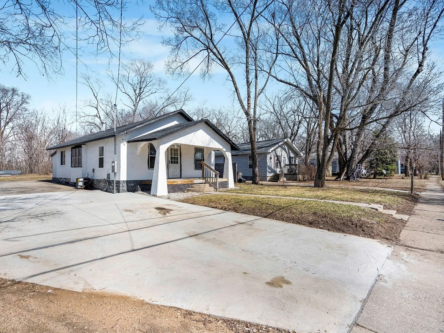 2574 Onawa St Des Moines, IA 50317, 50317