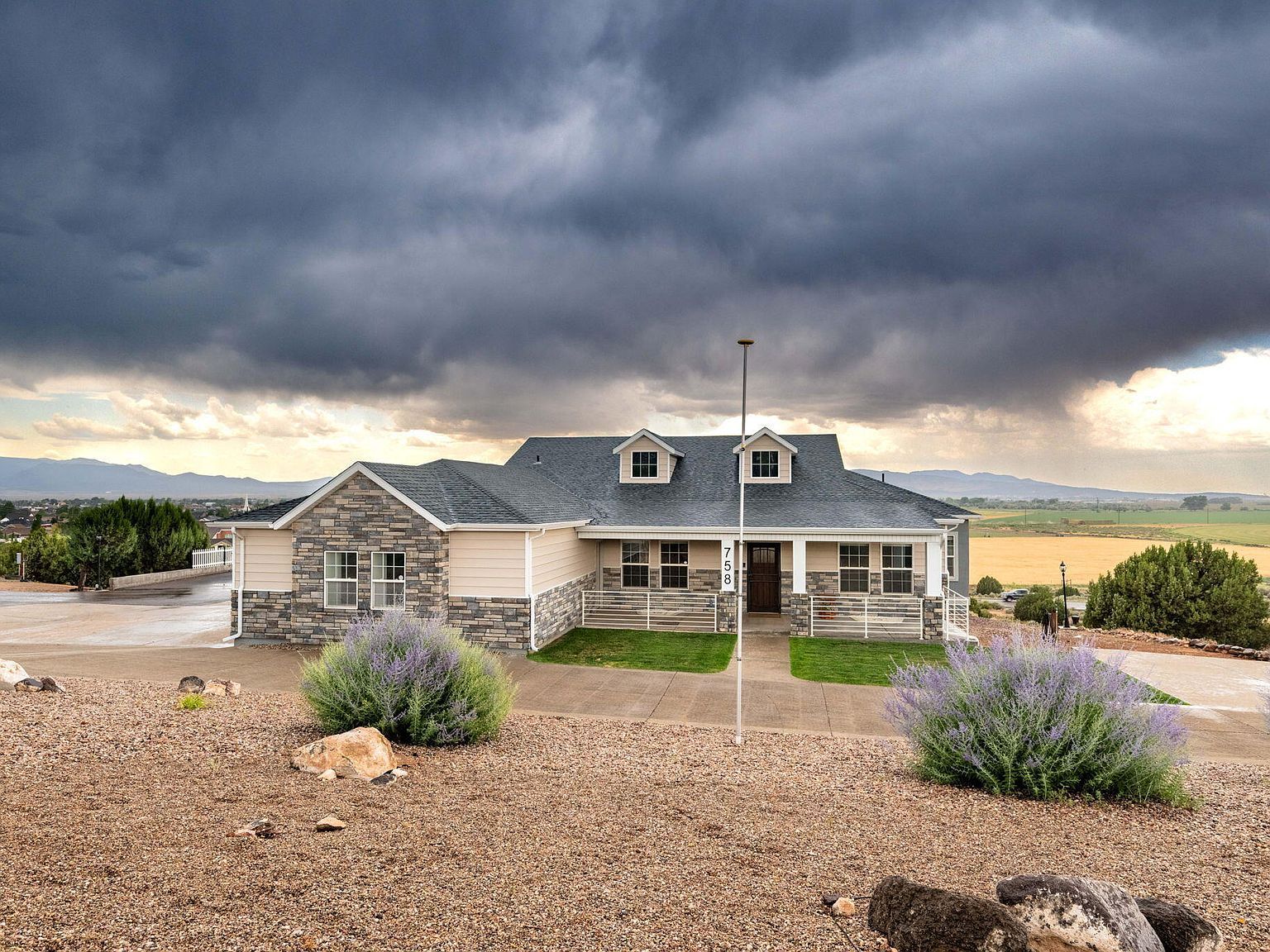 758 S Panorama Dr Cedar City, UT 84720 - Thumbnail 2