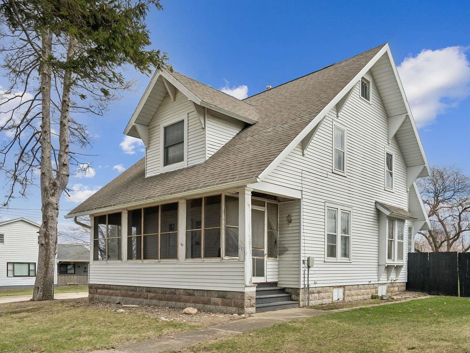 211 N 1st St Hawkeye, IA 52147, 52147