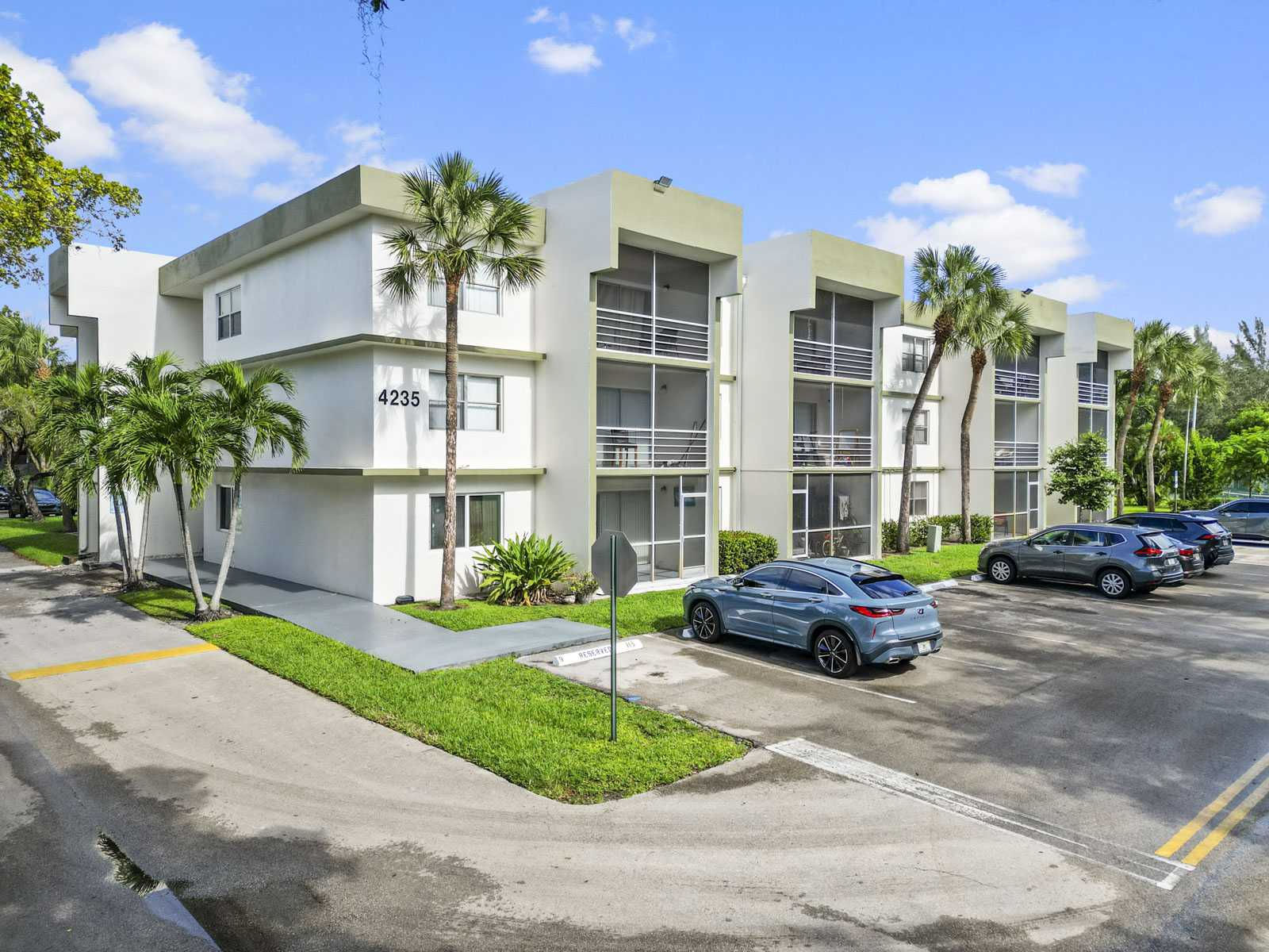 4235 N University dr, 33029