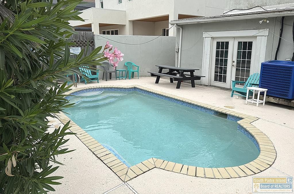 124 E Retama St South Padre Island, TX 78597 - Thumbnail 2