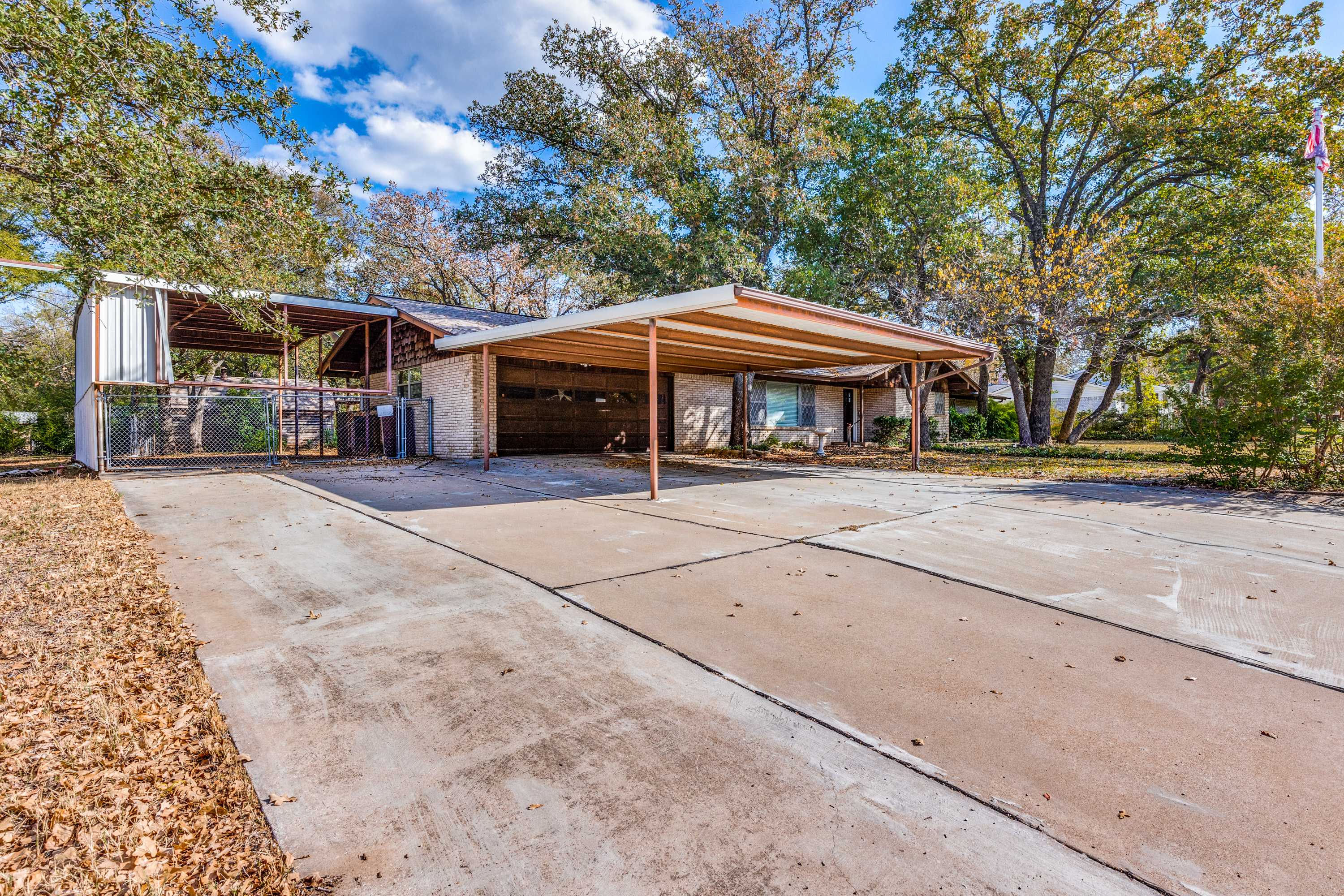 702 Austin Drive, Mineral Wells, TX, USA, 76067 - Thumbnail 2