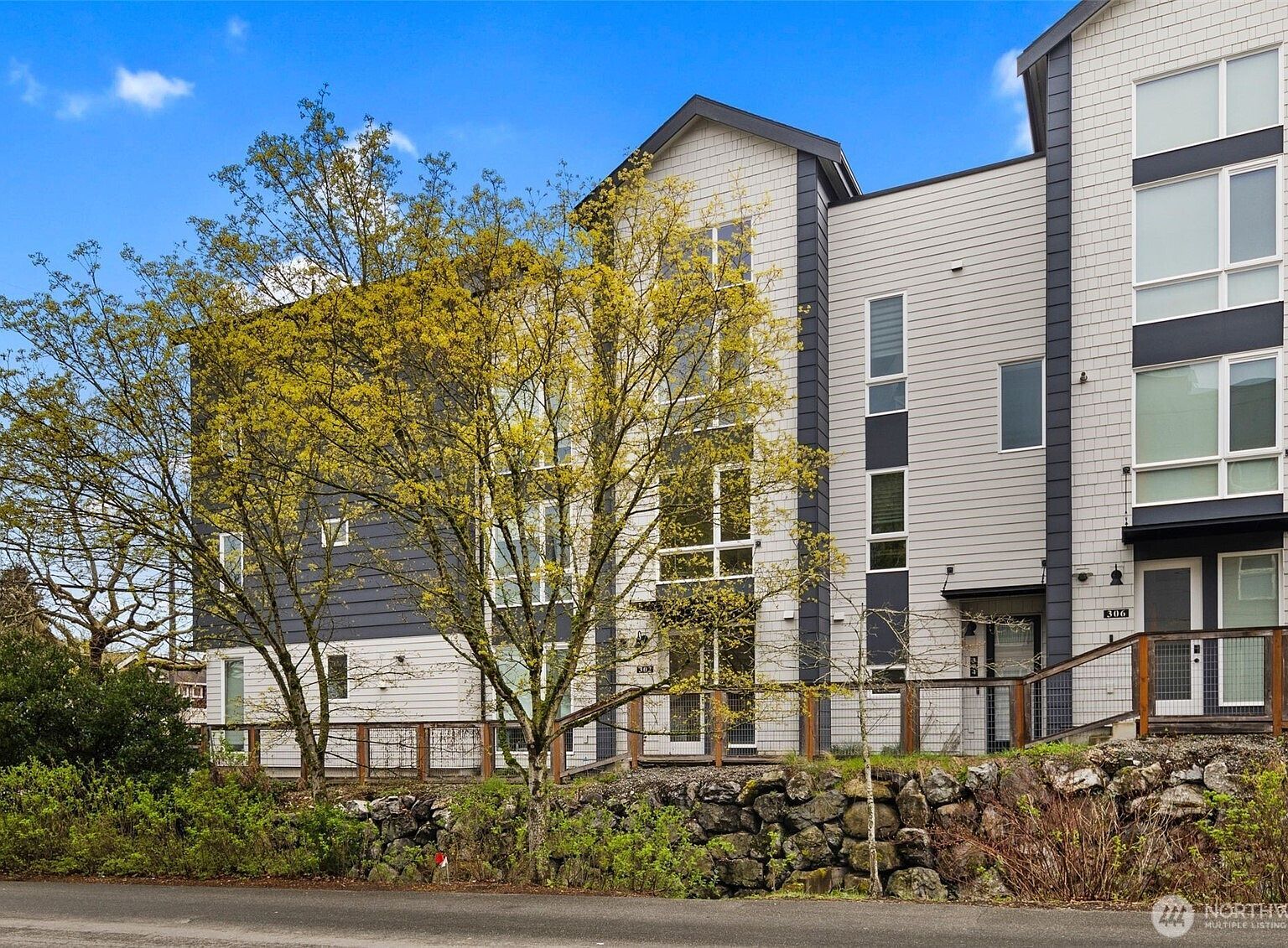 302 N 107th St Seattle, WA 98133 - Thumbnail 2