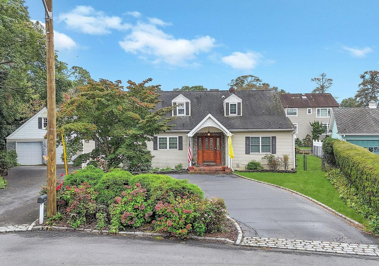 190 Connetquot Dr Oakdale, NY 11769 - Thumbnail 2