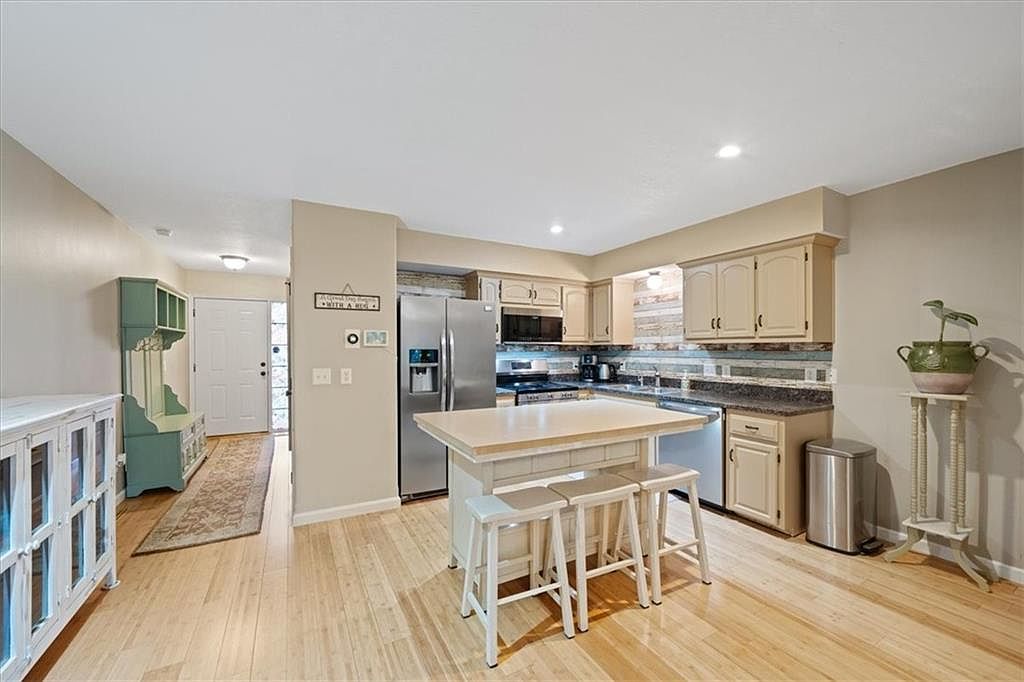 4038 N Hardesty Ave Kansas City, MO 64117 - Thumbnail 2