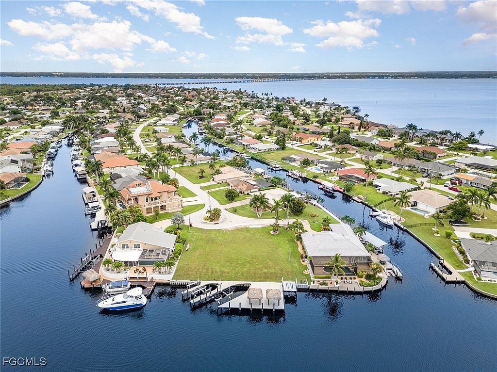 2208 SE 27th St Cape Coral, FL 33904, 33904