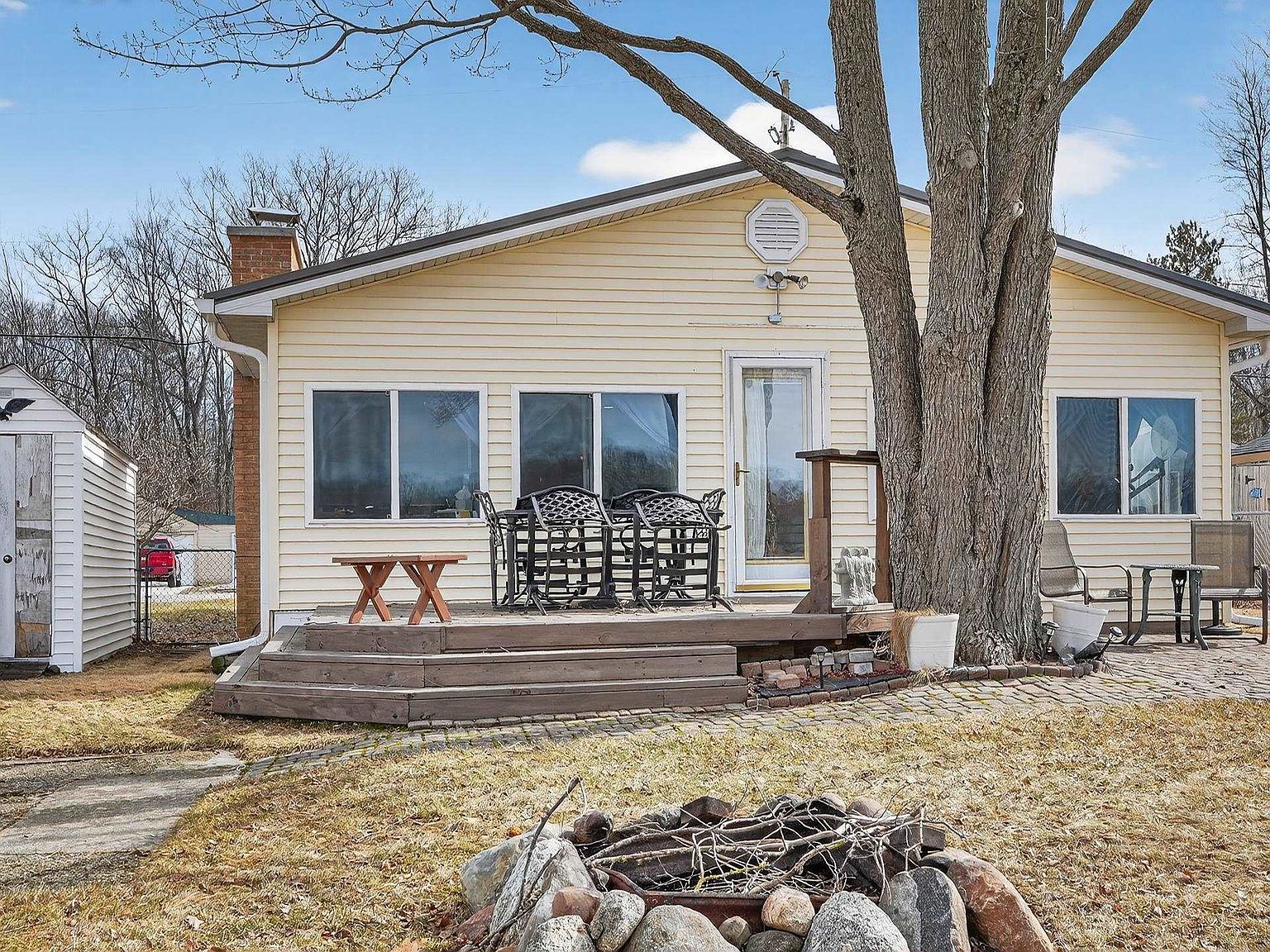 2695 Lakeshore Dr Gladwin, MI 48624  | Single Family