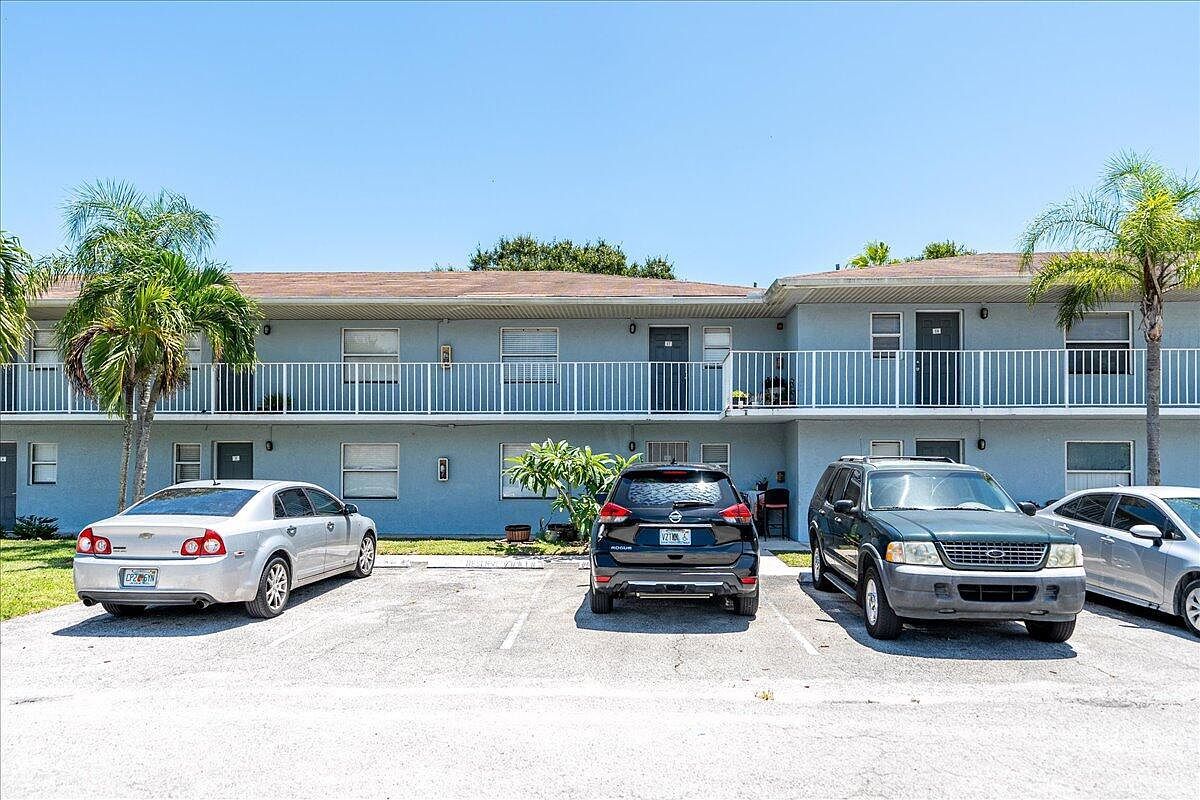 605 Ixoria Ave APT 6 Fort Pierce, FL 34982 - Thumbnail 2