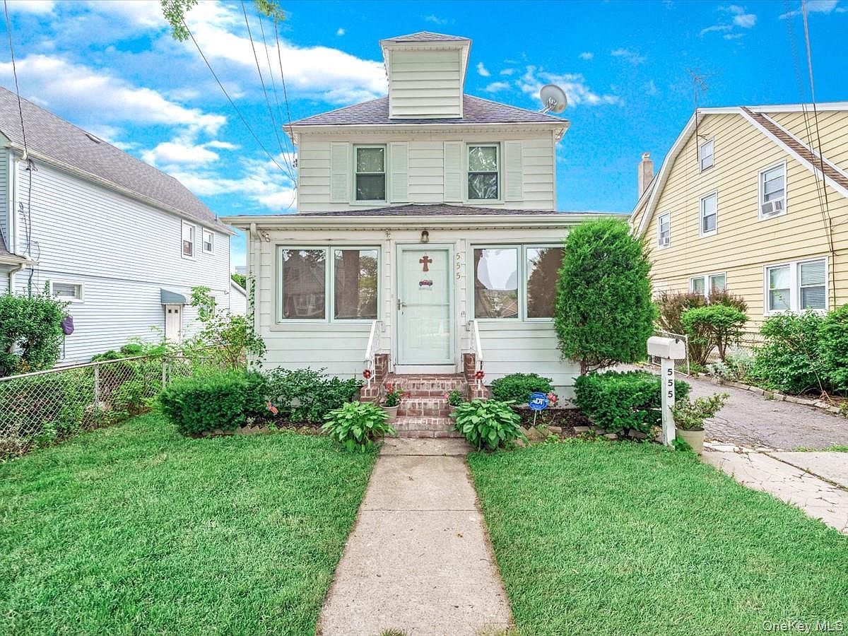 555 N 1st St New Hyde Park, NY 11040 - Thumbnail 2