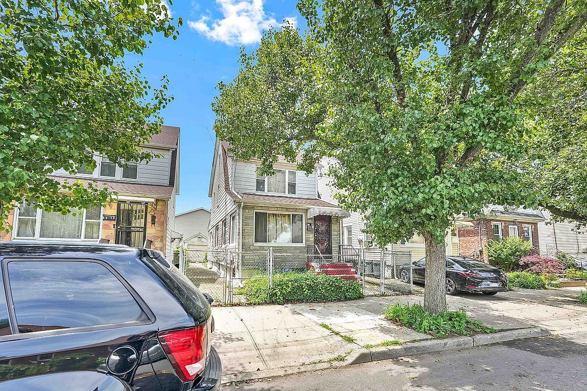 7714 162nd St Flushing, NY 11366 - Thumbnail 2