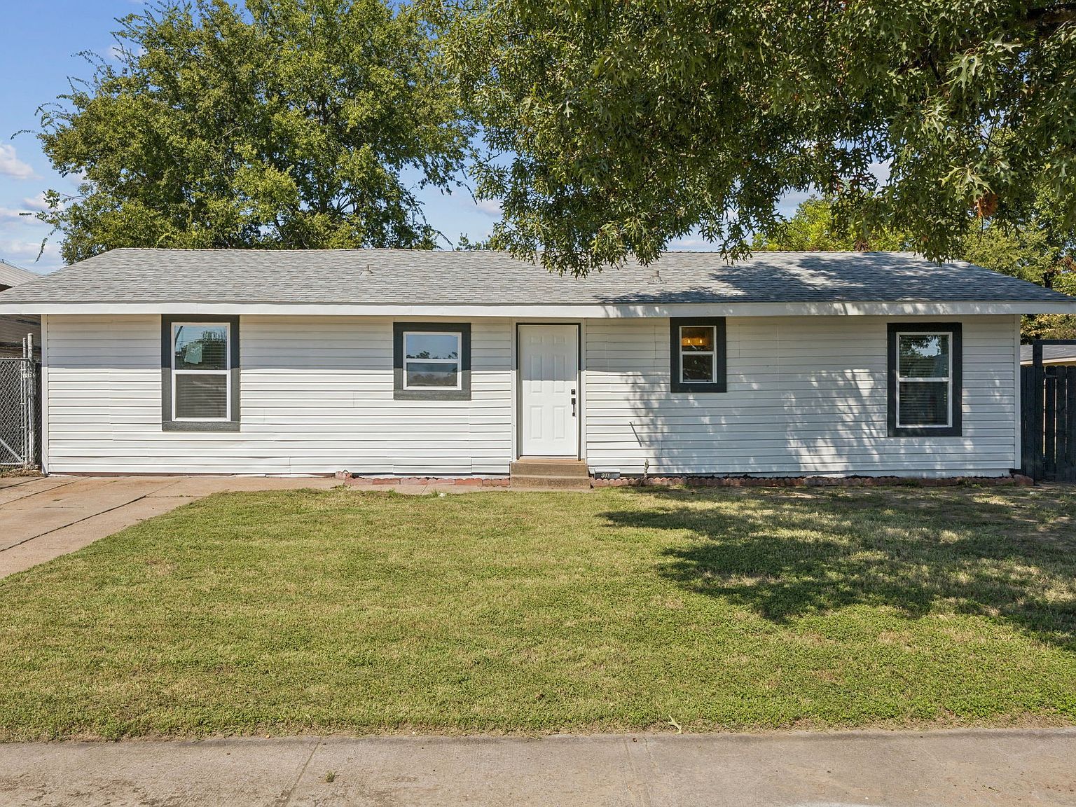 303 N Delphine St Terrell, TX 75160 - Thumbnail 2