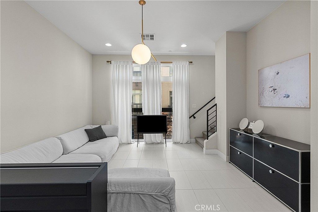 2753 Waverly Dr APT 705 Los Angeles, CA 90039 - Thumbnail 2